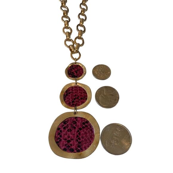 Hammered Matte Gold Tone Graduated Circle Drop Necklace. - Picture 5 of 5